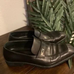 Gucci | Shoes | Gucci Black Loafers Sleek Slipon Design  display picture 1